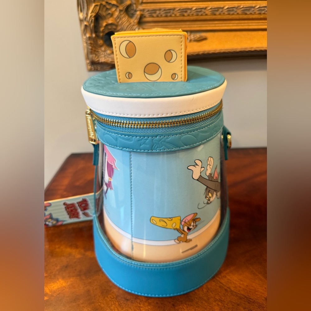NWT Tom and Jerry Spinning Scene Crossbody Bag